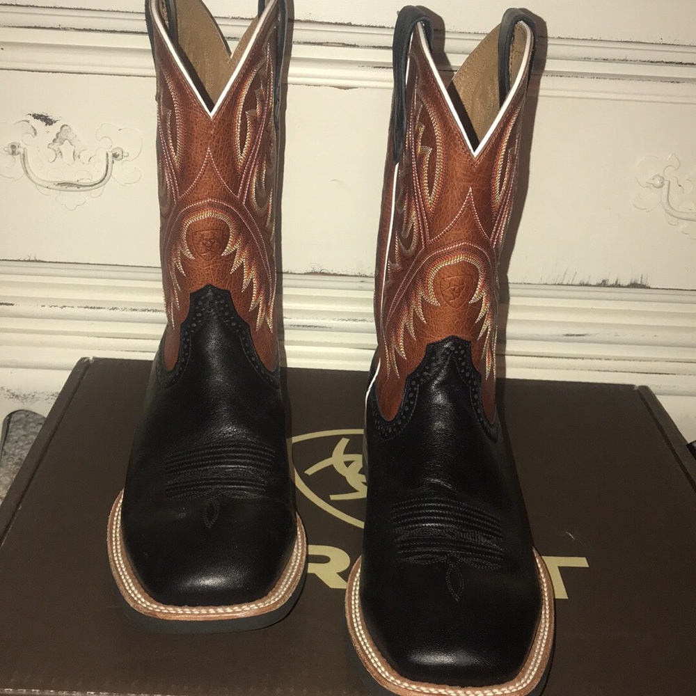 Men’s black ariat boots.